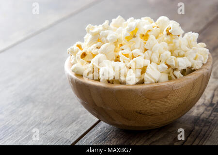 En un tazón de palomitas de maíz sobre la mesa de madera. En un tazón de palomitas de maíz sobre la mesa de madera.