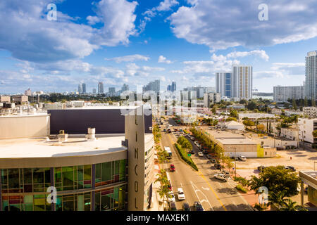 Esquina Avenida Meridian y Lincoln Road desde la parte superior del garaje mirar al sur de Miami, Florida, EE.UU. Foto de stock