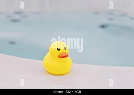 Patito amarillo pequeño baño en segundo plano. El tiempo del baño concepto