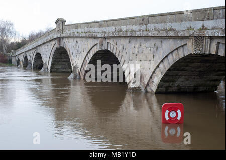 Pasarela histórica del siglo XVIII y el siglo xx puente de carretera en Atcham, Shropshire, Inglaterra más inundado río Severn en primavera Foto de stock
