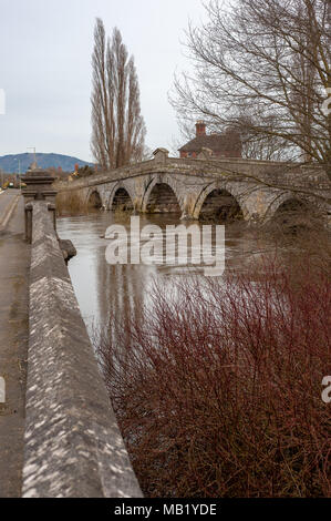 Pasarela histórica del siglo XVIII y el siglo xx puente de carretera en Atcham, Shropshire, Inglaterra más inundado río Severn en primavera Foto de stock