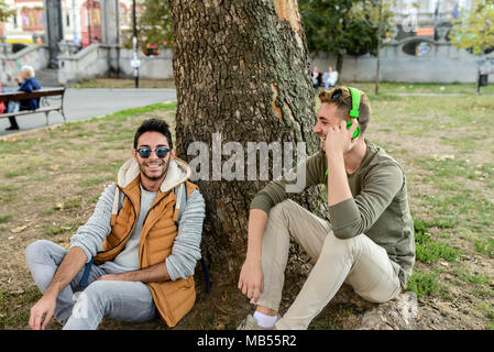 Dos hombres vestidos de traje militar de color verde. Almeida