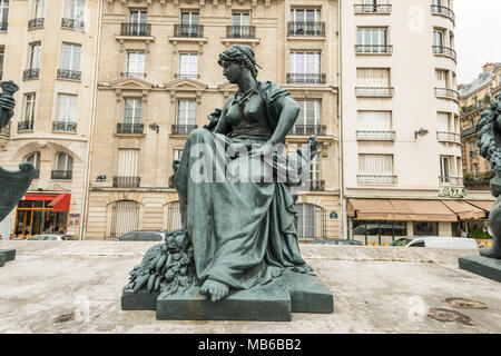 Esculturas de bronce llamada "los seis continentes' en el Musée d'Orsay en París, Francia. Ésta es Europa por Alexandre Schoenewerk.