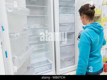 Vinilo suelos checkrboard en una casa cocina equipada con una gran nevera  con congelador Fotografía de stock - Alamy