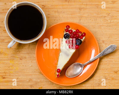 Vista superior de composición con pastel de zanahoria y una taza de café negro Foto de stock
