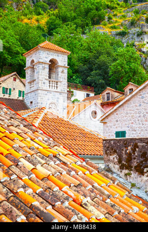 Los techos de la vieja ciudad de Kotor, Montenegro. Foto de stock
