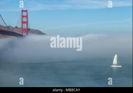 La niebla formada bajo el puente Golden Gate y la Bahía de San Francisco, California, Estados Unidos, en una temprana mañana de primavera. Foto de stock