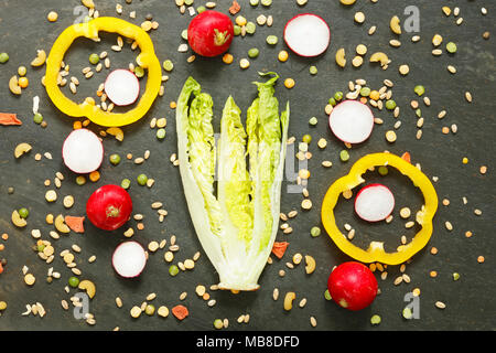 Gem lechuga, rábano y secado de ingredientes vegetales para sopa o guiso vegano Foto de stock