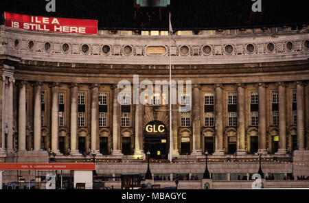 El Greater London Council, GLC, County Hall en la última noche del GLC en 1986. Disuelto el 31 de marzo de 1986 el Consejo del Gran Londres (GLC) fue la de nivel superior de la administración del gobierno local de Greater London, de 1965 a 1986. Sustituye al anterior consejo del condado de Londres (LCC), que abarcó un área mucho más pequeña. El GLC fue disuelto en 1986 por la Ley de Gobierno Local de 1985 y sus poderes se delegaron a los municipios de Londres y otras entidades. Un nuevo órgano administrativo, conocida como la Greater London Authority (GLA), fue establecida en 2000. Foto de stock