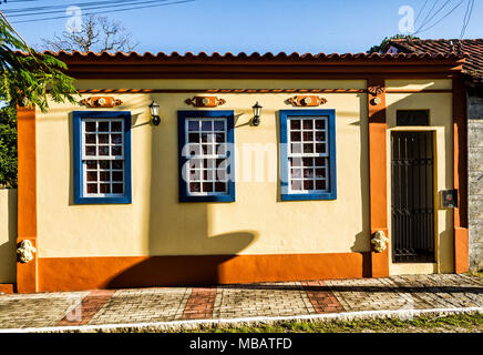 Detalle de la fachada de la casa de arquitectura colonial en Enseada do Brito. Palhoca, Santa Catarina, Brasil. Foto de stock