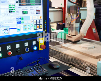 Máquinas herramienta CNC para simulación de objetos 3D con monitor Foto de stock
