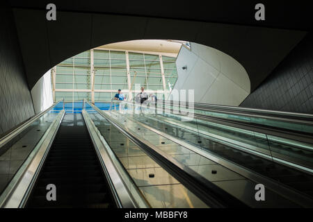 Los viajeros en el Aeropuerto Internacional de Denver sobre la escalera que lleva a la estación de tren. Foto de stock