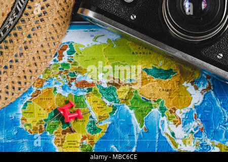 Puntos de destino de viaje en el mapa del mundo indica con coloridos  chinchetas, cuerda y profundidad de campo Fotografía de stock - Alamy