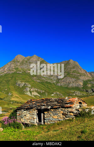 Paisaje entre el Col de l'Iseran paso de montaña y Bonneval-sur-ARC (Saboya, en los Alpes Franceses): chalet de piedra con lajas en el techo Foto de stock