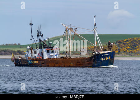 Barco pesquero en el Moray Firth rumbo a Inverness. Tomado de Chanonry Punto del Black Isle, Escocia. Foto de stock