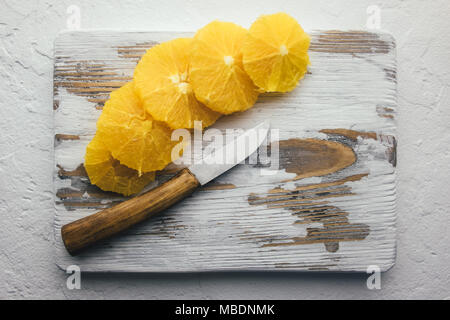 Trozos de naranja sobre tablero de madera closeup Foto de stock