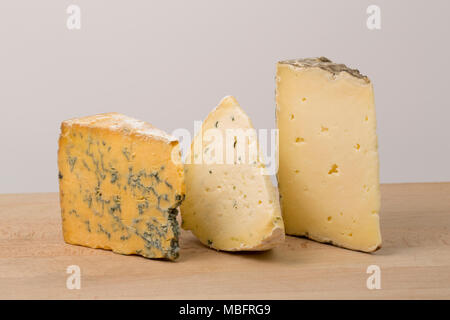 Una selección de quesos compradas en un supermercado en el Reino Unido. De izquierda a derecha: el obispo Cropwell Nottinghamshire Azul, Sharpham rústico y ajo y cebollino Foto de stock
