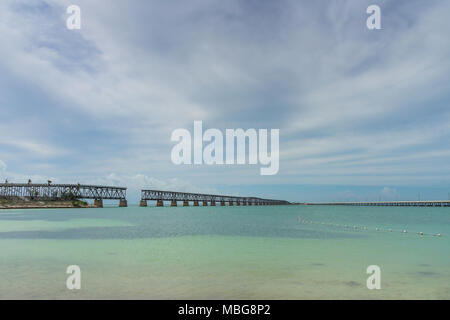 Estados Unidos, la Florida, antiguo puente ferroviario de ultramar en Bahía Honda State Park de la playa Foto de stock