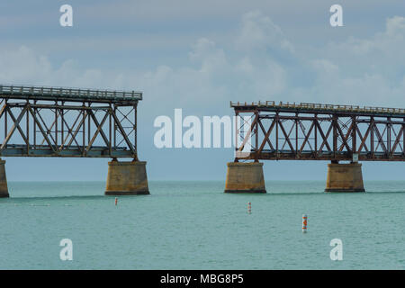 Estados Unidos, la Florida, antiguo puente ferroviario de ultramar hechas de hormigón y acero oxidado en el océano Foto de stock
