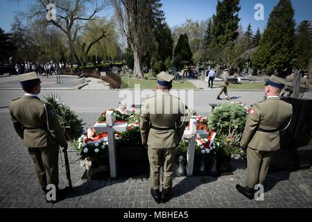 Varsovia, Polonia. 10 abr, 2018. Soldados polacos se alinean en el cementerio de las víctimas del accidente de avión en Smolensk de Rusia en el cementerio militar Powazki en Varsovia, Polonia, el 10 de abril de 2018. Polonia marcó el martes el octavo aniversario del accidente de avión en Smolensk de Rusia, en la que 96 polacos, incluido el entonces presidente polaco Lech Kaczynski, fueron asesinados. Crédito: Jaap Arriens/Xinhua/Alamy Live News Foto de stock