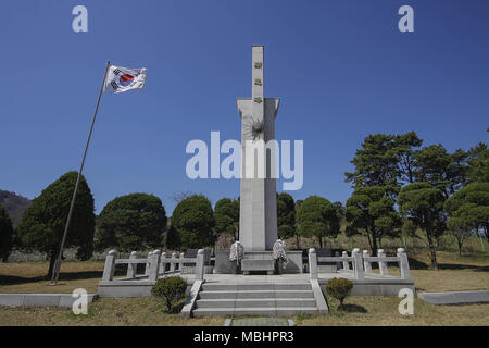 Yeoncheon, GYEONGGI, COREA DEL SUR. 11 abr, 2018. Abril 11, 2018-Goyang, Corea del Sur - una visión de memorias de veteranos de la guerra de Corea monumento. Para admirar el gran logro el 17º regimiento del ejército efectivos realizados en el distrito Yeoncheon batallas desde el 17 de diciembre de 1950 al 15 de marzo de 1951. Y en honor a la nación, la libertad y la paz. Crédito: Ryu Seung-Il/Zuma alambre/Alamy Live News