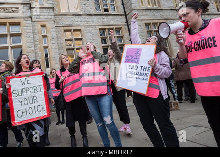 Ealing, al oeste de Londres, Reino Unido. El 10 de abril de 2018. Hermana partidario Pro-Choice miembros fuera de Ealing ayuntamiento el día Ealing Consejo miembros del Gabinete votó para decidir, en el Reino Unido, la primera orden de protección del espacio público (PSPO) zona segura fuera de la clínica de salud Marie Stopes. Crédito: Guy Corbishley/Alamy Live News