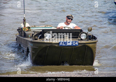 Conducción del vehículo anfibio militar fuera del agua en el río Mosela, Cochem, Renania-Palatinado, Alemania