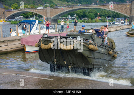 Conducción del vehículo anfibio militar fuera del agua en el río Mosela, Cochem, Renania-Palatinado, Alemania