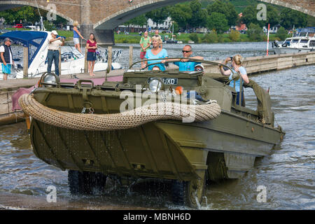 Conducción del vehículo anfibio militar fuera del agua en el río Mosela, Cochem, Renania-Palatinado, Alemania