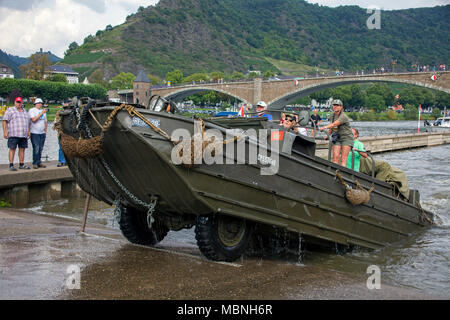 Conducción del vehículo anfibio militar fuera del agua en el río Mosela, Cochem, Renania-Palatinado, Alemania