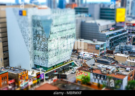 Interesante diorama efecto miniatura, dando detalles para el centro de la ciudad de Toronto, mostrando calles y el moderno edificio de la Universidad en el fondo.