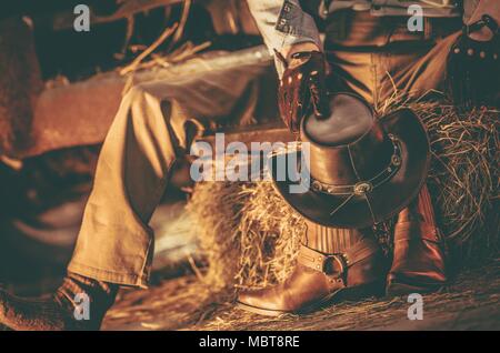 Hombre campesino vaquero en el lado del país con sombrero vaquero  occidental. Modelo masculino americano en el campo. Hombre atractivo con  whisky o brandy Fotografía de stock - Alamy