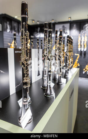 Frankfurt/Main, Alemania. 11 de abril de 2018. Los clarinetes en el stand de Yamaha, la Musikmesse de Frankfurt, feria de instrumentos musicales, partituras, producción y comercialización de la música. Crédito: Christian Lademann Foto de stock