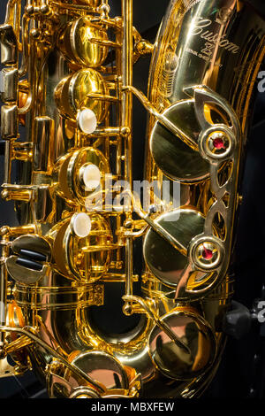 Frankfurt/Main, Alemania. 11 de abril de 2018. El saxofón, Yamaha, detalle shot. La Musikmesse de Frankfurt, feria de instrumentos musicales, partituras, producción y comercialización de la música. Crédito: Christian Lademann Foto de stock