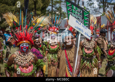 Las mujeres con pintura de cara de Kala West group desfilando, Mount Hagen Espectáculo Cultural, Papua Nueva Guinea Foto de stock