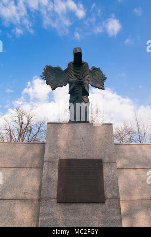 Monumento a las víctimas de la matanza de Katyn (Pomnik Ofiar Zbrodni Katyńskiej Wroclaw, Polonia), abril de 2018 Foto de stock
