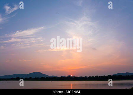 Vista horizontal de la puesta de sol sobre el Parque Nacional de Minneriya en Sri Lanka. Foto de stock