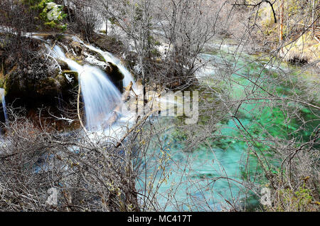 Cascada dentro del parque panorámico valle jiuzhaigo china Foto de stock