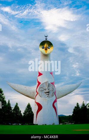 Torre del Sol por el artista japonés Taro Okamoto se encuentra en Banpaku parque en Osaka, Japón. Foto de stock