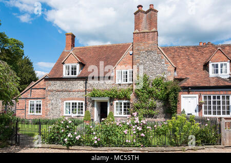 Período flint cottage y el jardín , Hambleden, Buckinghamshire, Inglaterra, Reino Unido Foto de stock