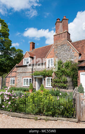 Período flint cottage y el jardín, Hambleden, Buckinghamshire, Inglaterra, Reino Unido Foto de stock