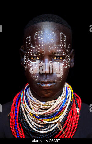 Un retrato de una joven de la tribu Karo, Kolcho Village, omo Vally, Etiopía Foto de stock