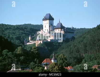 Castillo de Karlstein, construido por Carlos IV de Bohemia como un centro esotérico Foto de stock