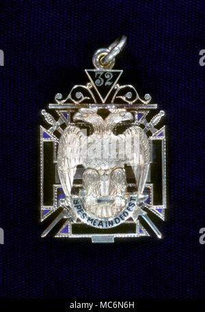 Joya masónica con el emblema del águila de doble cabeza del Rito Escocés de  la colección del Consejo Supremo Sur Jurisidiction Washington DC Fotografía  de stock - Alamy