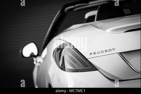 Vista trasera de un blanco Peugeot 308CC Roland Garros cabrio coche deportivo. Foto de stock