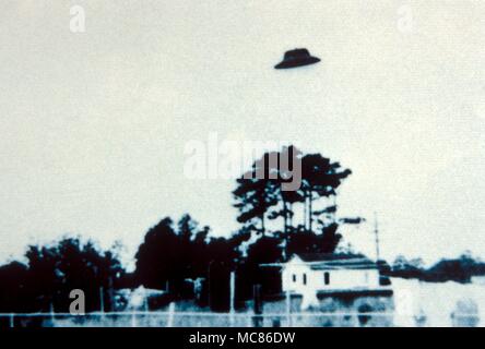 Ovni - objeto volador no identificado fotografía de OVNI en las Bermudas, fotografiado por Jammie Romee, 13 de septiembre de 1964 Foto de stock