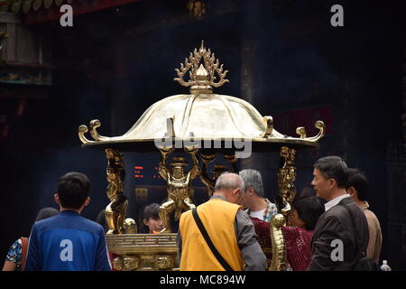 La gente de Asia orando en el templo budista de Longshan en Taipei, Taiwán. Foto de stock