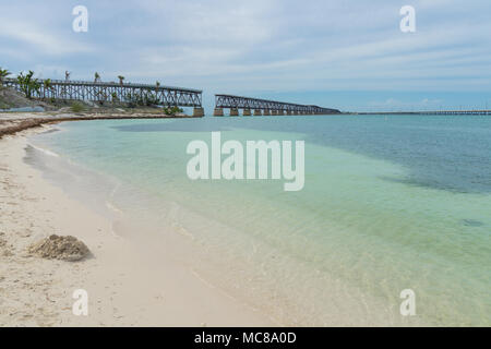 Ee.Uu., Florida, antiguas ruinas del puente del ferrocarril de ultramar en aguas claras tropical en la playa Foto de stock