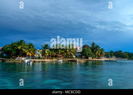 El pintoresco paisaje de la Isla Saona orilla con hoteles y edificios en República Dominicana. Vista desde el agua Foto de stock