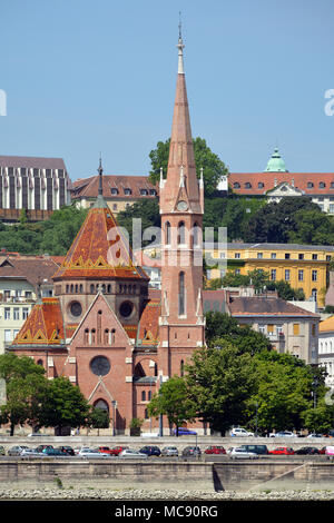 Iglesia calvinista en el distrito de Buda de la capital húngara Budapest - Hungría. Foto de stock